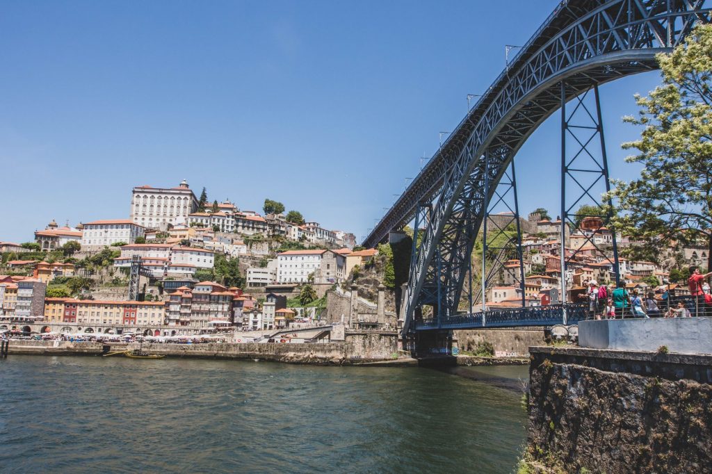 Traverser le pont Dom-Luis à Porto