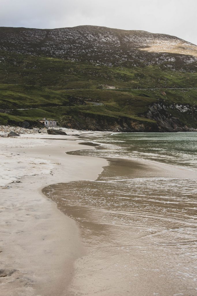La plage de Keem Bay sur Achill Island en Irlande