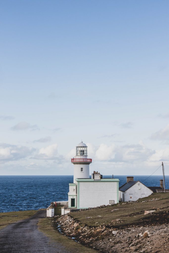 Le phare de l'île d'Arranmore dans le comté de Donegal en Irlande