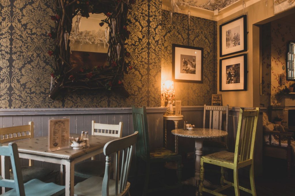 Lampost Cafe à Belfast : l'univers de Narnia