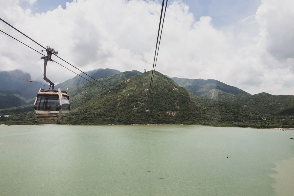 Le Ngong Ping Cable Car traverse l'île de Lantau