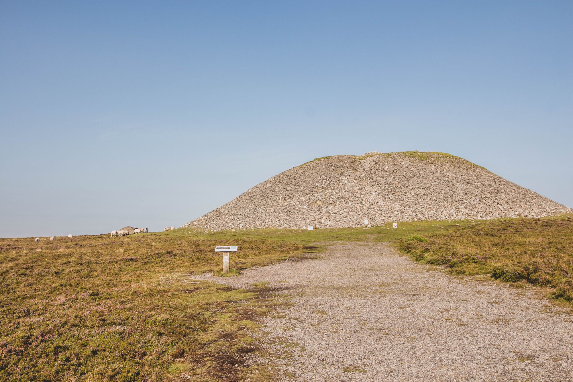 Au sommet de Knocknarea, le cairn de la reine Maeve à Sligo