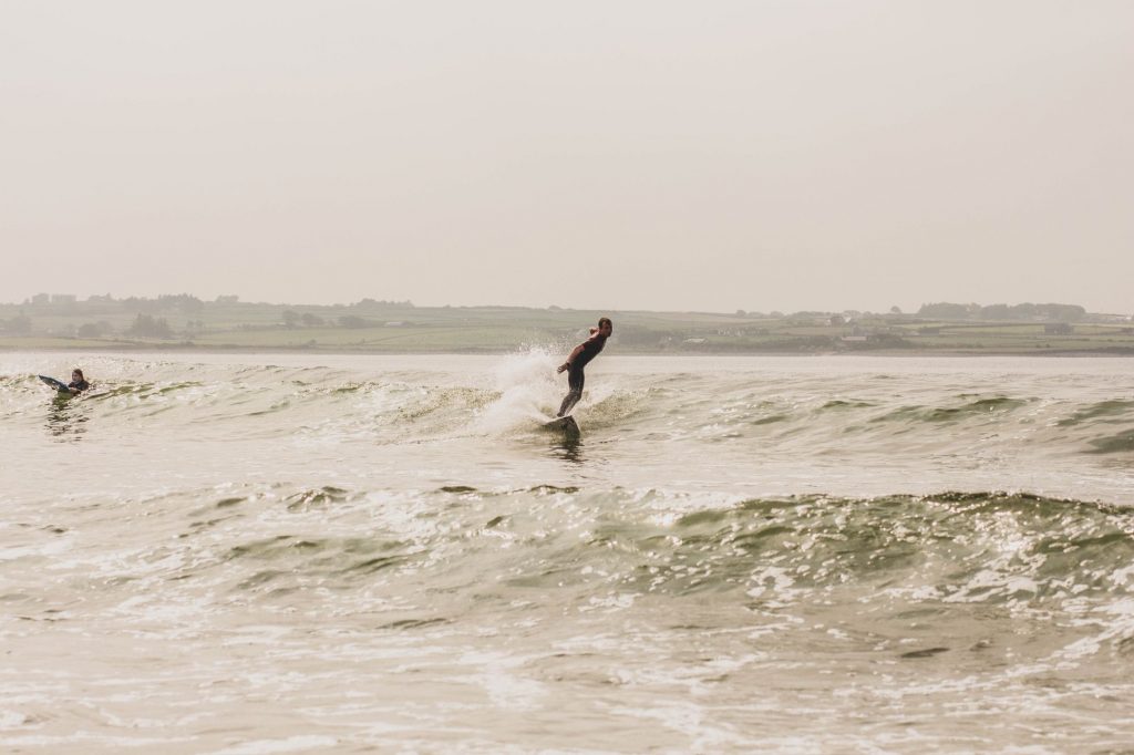 Surfeurs à Strandhill dans le comté de Sligo