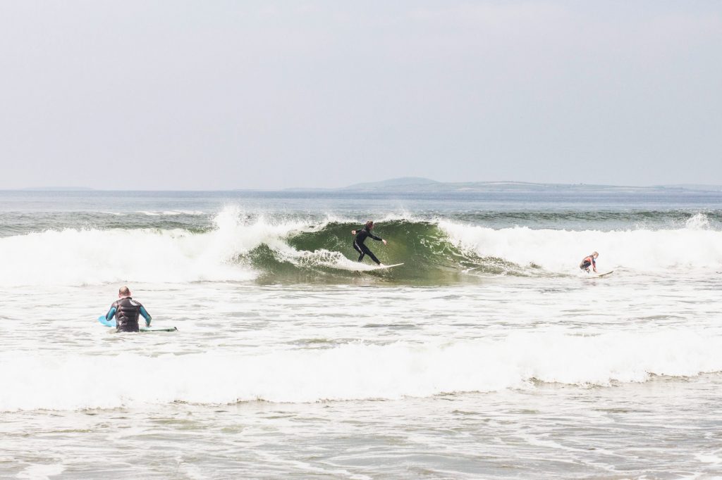 Surfer en Irlande à Strandhill